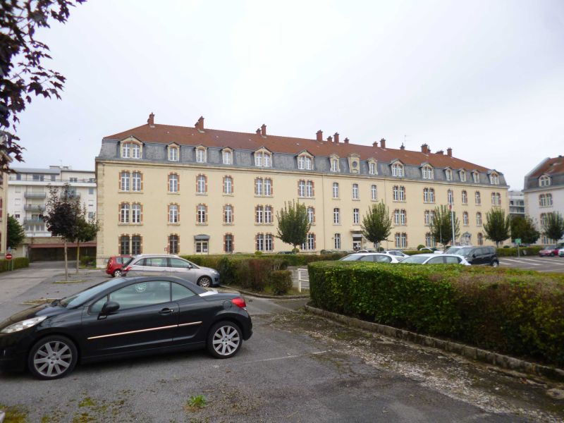 Photo illustrant le bâtiment en restructuration de la caserne Vaillant à Dijon
